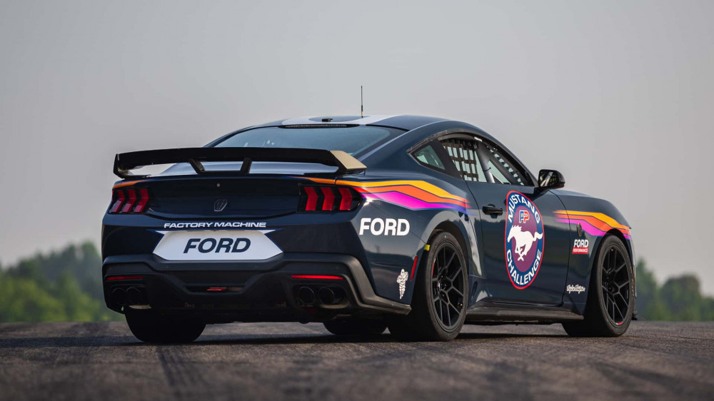 Ford Mustang Dark Horse R